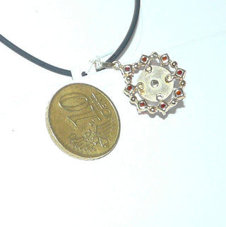 Vintage-Einzelstück, Granatanhänger aus 333 Gold in runder Rosettenform, 8 kleine runde Granate in Krappenfassungen gehalten, Akoja-Zuchtperle / Salzwasserperle in Mitte, Dreieckschlaufe, um 1990 - Goldschmiede Danilo