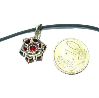 sternförmiges Einzelstück, Vintage-Granatanhänger aus 333 Gold, runde Rosette bestehend aus 7 runden Granaten im Brillantschliff, sicher in Krappenfassungen gehalten, Dreieckschlaufe, um 1980 - Goldschmiede-Danilo