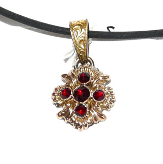 Vintage-Einzelstück, umgearbeiteter Granat-Anhänger mit 5 Granaten im Rosenschliff, leuchtend roter böhmischer Granat, gravierte Schlaufe, Tombak vergoldet, um 1940 - Goldschmiede Danilo