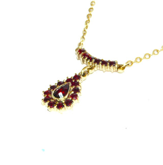 Vintage-Einzelstück, Granatkette, Mittelteilcollier, Tropfencollier aus 900 Silber vergoldet im Feston-Stil, Lavaliere-Collier, flache Ankerkette, Böhmische Granatrosen als beweglicher Tropfen, Länge 45,5cm, Federring, CSSR Traditionsmanufaktur Turnov um 1955 - Goldschmiede Danilo