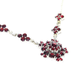 Vintage-Einzelstück, Granatkette, Mittelteilcollier aus 925 Silber im Antikstil mit Erbskette & handgeschliffenen Böhmischen Granaten im Sternschliff, Mittelteil in Form einer Schneeflocke und 4 Rauten, Länge 47,5cm, Federring, Hergestellt in der CSSR und Verkauf in Europa / GEM 1960 - Goldschmiede Danilo