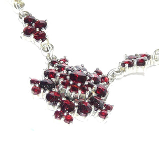 Vintage-Einzelstück, Granatkette, Mittelteilcollier aus 925 Silber im Antikstil mit Erbskette & handgeschliffenen Böhmischen Granaten im Sternschliff, Mittelteil in Form einer Schneeflocke und 4 Rauten, Länge 47,5cm, Federring, Hergestellt in der CSSR und Verkauf in Europa / GEM 1960 - Goldschmiede Danilo