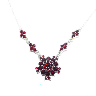 Vintage-Einzelstück, Granatkette, Mittelteilcollier aus 925 Silber im Antikstil mit Erbskette & handgeschliffenen Böhmischen Granaten im Sternschliff, Mittelteil in Form einer Schneeflocke und 4 Rauten, Länge 47,5cm, Federring, Hergestellt in der CSSR und Verkauf in Europa / GEM 1960 - Goldschmiede Danilo
