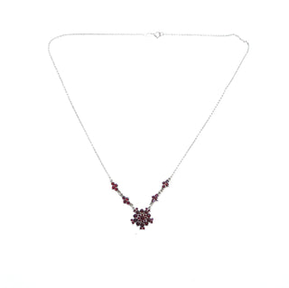 Vintage-Einzelstück, Granatkette, Mittelteilcollier aus 925 Silber im Antikstil mit Erbskette & handgeschliffenen Böhmischen Granaten im Sternschliff, Mittelteil in Form einer Schneeflocke und 4 Rauten, Länge 47,5cm, Federring, Hergestellt in der CSSR und Verkauf in Europa / GEM 1960 - Goldschmiede Danilo