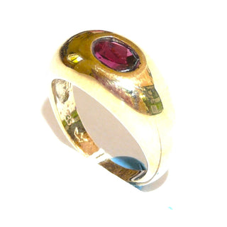 Vintage-Einzelstück, kugeliger, massiver Bandring, Granatring aus 333 Gold mit einem ovalen, facettierten, burgunderfarbenen Almandin-Granat quer zum Finger mit natürlichen Einschlüssen, Ringweite 50,5, Firma Kaiser um 1975 - Goldschmiede Danilo