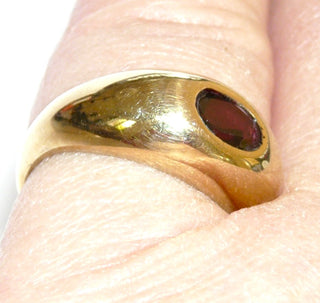 Vintage-Einzelstück, kugeliger, massiver Bandring, Granatring aus 333 Gold mit einem ovalen, facettierten, burgunderfarbenen Almandin-Granat quer zum Finger mit natürlichen Einschlüssen, Ringweite 50,5, Firma Kaiser um 1975 - Goldschmiede Danilo