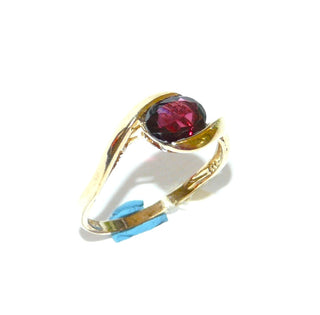 Vintage-Einzelstück, Granatring aus 333 Gold mit einem ovalen, funkelnd facettierten Almandin-Granat mit natürlichen Einschlüssen, ein hochgezogenes schlichtes Oberteil mit einer geschwungenen Schiene, deren Enden den Stein von 2 Seiten umschließt, Ringweite 60,5, um 1975 - Goldschmiede Danilo