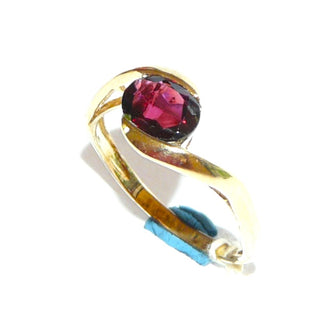Vintage-Einzelstück, Granatring aus 333 Gold mit einem ovalen, funkelnd facettierten Almandin-Granat mit natürlichen Einschlüssen, ein hochgezogenes schlichtes Oberteil mit einer geschwungenen Schiene, deren Enden den Stein von 2 Seiten umschließt, Ringweite 60,5, um 1975 - Goldschmiede Danilo