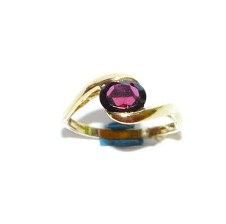 Vintage-Einzelstück, Granatring aus 333 Gold mit einem ovalen, funkelnd facettierten Almandin-Granat mit natürlichen Einschlüssen, ein hochgezogenes schlichtes Oberteil mit einer geschwungenen Schiene, deren Enden den Stein von 2 Seiten umschließt, Ringweite 60,5, um 1975 - Goldschmiede Danilo