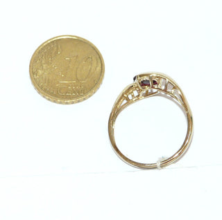 Vintage-Einzelstück, Granatring aus 333 Gold mit einem ovalen, funkelnd facettierten Almandin-Granat mit natürlichen Einschlüssen, ein hochgezogenes schlichtes Oberteil mit einer geschwungenen Schiene, deren Enden den Stein von 2 Seiten umschließt, Ringweite 60,5, um 1975 - Goldschmiede Danilo