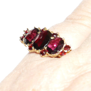 Vintage-Einzelstück, Granatring aus 333 Gold mit 8 kleinen, gleichgroßen, runden & 3 ovalen Almandin-Granaten im Sternschliff, Krappenfassungen in Reihe quer zum Finger nebeneinander, Ringweite 52, Reformschmuck im späten Jugendstil 1900-1915 - Goldschmiede Danilo