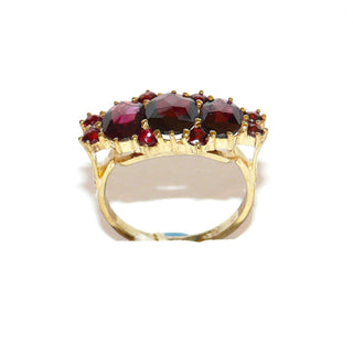 Vintage-Einzelstück, Granatring aus 333 Gold mit 8 kleinen, gleichgroßen, runden & 3 ovalen Almandin-Granaten im Sternschliff, Krappenfassungen in Reihe quer zum Finger nebeneinander, Ringweite 52, Reformschmuck im späten Jugendstil 1900-1915 - Goldschmiede Danilo