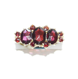 Vintage-Einzelstück, Granatring aus 333 Gold mit 8 kleinen, gleichgroßen, runden & 3 ovalen Almandin-Granaten im Sternschliff, Krappenfassungen in Reihe quer zum Finger nebeneinander, Ringweite 52, Reformschmuck im späten Jugendstil 1900-1915 - Goldschmiede Danilo