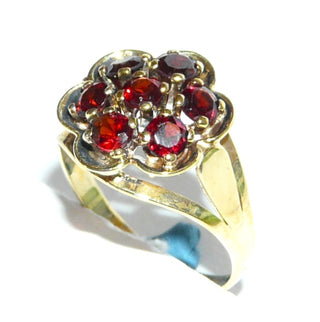 Vintage-Einzelstück, Granatring "Blume" aus 333 Gold mit 7 runden, facettierten Granaten im Altschliff, runde Rosette mit Bogenkranz, Krappenfassungen, Ringweite 52, Manufakturarbeit später Historismus um 1900-1910 Goldschmiede Danilo