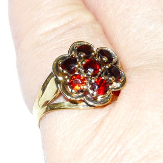 Vintage-Einzelstück, Granatring "Blume" aus 333 Gold mit 7 runden, facettierten Granaten im Altschliff, runde Rosette mit Bogenkranz, Krappenfassungen, Ringweite 52, Manufakturarbeit später Historismus um 1900-1910 Goldschmiede Danilo