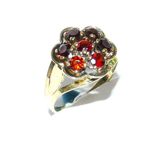 Vintage-Einzelstück, Granatring "Blume" aus 333 Gold mit 7 runden, facettierten Granaten im Altschliff, runde Rosette mit Bogenkranz, Krappenfassungen, Ringweite 52, Manufakturarbeit später Historismus um 1900-1910 Goldschmiede Danilo