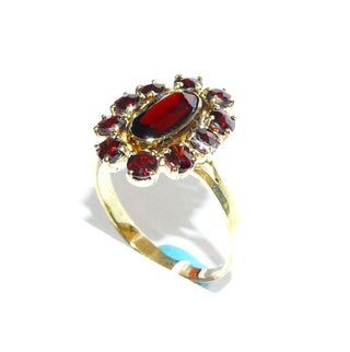 Vintage-Einzelstück, Granatring aus 333 Gold mit einem langovalen & 10 kleineren runden, funkelnd von Hand facettierten Granaten in schöner böhmischer Farbe, Sternschliffe, ovale Rosette aus Krappenfassungen, Ringweite 56, Art Deco um 1930 - Goldschmiede Danilo