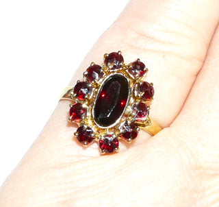 Vintage-Einzelstück, Granatring aus 333 Gold mit einem langovalen & 10 kleineren runden, funkelnd von Hand facettierten Granaten in schöner böhmischer Farbe, Sternschliffe, ovale Rosette aus Krappenfassungen, Ringweite 56, Art Deco um 1930 - Goldschmiede Danilo