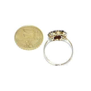Vintage-Einzelstück, Granatring aus 333 Gold mit einem langovalen & 10 kleineren runden, funkelnd von Hand facettierten Granaten in schöner böhmischer Farbe, Sternschliffe, ovale Rosette aus Krappenfassungen, Ringweite 56, Art Deco um 1930 - Goldschmiede Danilo