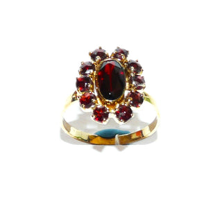 Vintage-Einzelstück, Granatring aus 333 Gold mit einem langovalen & 10 kleineren runden, funkelnd von Hand facettierten Granaten in schöner böhmischer Farbe, Sternschliffe, ovale Rosette aus Krappenfassungen, Ringweite 56, Art Deco um 1930 - Goldschmiede Danilo
