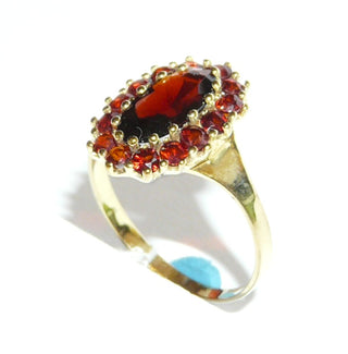 Vintage-Einzelstück, Granatring aus 333 Gold mit einem ovalen & 14 kleinen runden, funkelnd facettierten Granaten im Brillantschliff, ovale Rosette aus Krappenfassungen, Ringweite 62,5, um 1950 - Goldschmiede Danilo