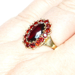 Vintage-Einzelstück, Granatring aus 333 Gold mit einem ovalen & 14 kleinen runden, funkelnd facettierten Granaten im Brillantschliff, ovale Rosette aus Krappenfassungen, Ringweite 62,5, um 1950 - Goldschmiede Danilo