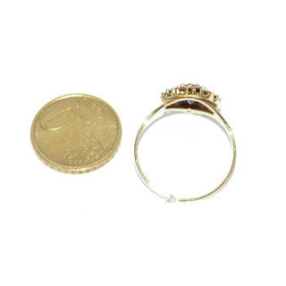 Vintage-Einzelstück, Granatring aus 333 Gold mit einem ovalen & 14 kleinen runden, funkelnd facettierten Granaten im Brillantschliff, ovale Rosette aus Krappenfassungen, Ringweite 62,5, um 1950 - Goldschmiede Danilo