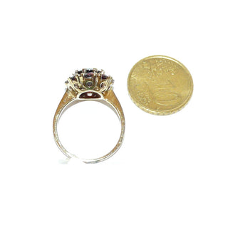 Vintage-Einzelstück, Granatring aus 333 Gold mit einem größeren ovalen & 10 kleineren runden, funkelnd facettierten Böhmischen Granaten in schöner Farbe im Brillantschliff, luftiges Körbchen unter der ovalen Rosette aus Krappenfassungen, Ringweite 56, um 1960 - Goldschmiede Danilo