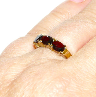 zierliches Einzelstück, Vintage Granatring aus 333 Gold mit 3 ovalen, facettierten. dunkelroten Granaten in Krappenfassungen, in Reihe quer nebeneinander, schmal, Ringweite 62, um 1970 - Goldschmiede Danilo