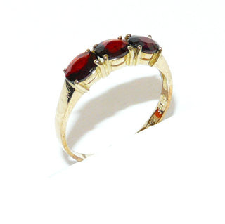 zierliches Einzelstück, Vintage Granatring aus 333 Gold mit 3 ovalen, facettierten. dunkelroten Granaten in Krappenfassungen, in Reihe quer nebeneinander, schmal, Ringweite 62, um 1970 - Goldschmiede Danilo