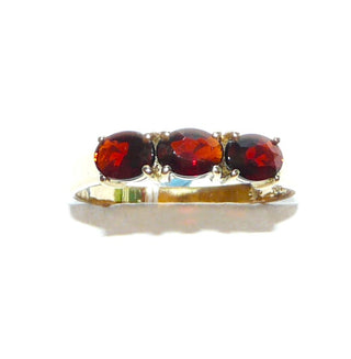 zierliches Einzelstück, Vintage Granatring aus 333 Gold mit 3 ovalen, facettierten. dunkelroten Granaten in Krappenfassungen, in Reihe quer nebeneinander, schmal, Ringweite 62, um 1970 - Goldschmiede Danilo