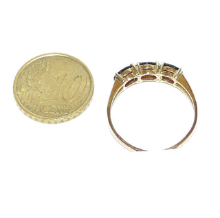 zierliches Einzelstück, Vintage Granatring aus 333 Gold mit 3 ovalen, facettierten. dunkelroten Granaten in Krappenfassungen, in Reihe quer nebeneinander, schmal, Ringweite 62, um 1970 - Goldschmiede Danilo