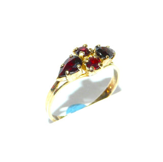 Vintage-Einzelstück, Granatring aus 333 Gold, vier Steine mit dem Finger mitlaufend bilden eine Navetteform, je zwei runde & zwei tropfenförmige, facettierte, handgeschliffene Granate in Krappenfassungen, Ringweite 50, um 1950 - Goldschmiede Danilo