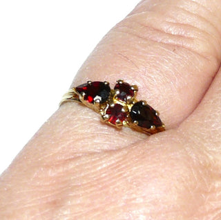Vintage-Einzelstück, Granatring aus 333 Gold, vier Steine mit dem Finger mitlaufend bilden eine Navetteform, je zwei runde & zwei tropfenförmige, facettierte, handgeschliffene Granate in Krappenfassungen, Ringweite 50, um 1950 - Goldschmiede Danilo