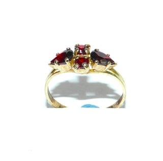 Vintage-Einzelstück, Granatring aus 333 Gold, vier Steine mit dem Finger mitlaufend bilden eine Navetteform, je zwei runde & zwei tropfenförmige, facettierte, handgeschliffene Granate in Krappenfassungen, Ringweite 50, um 1950 - Goldschmiede Danilo