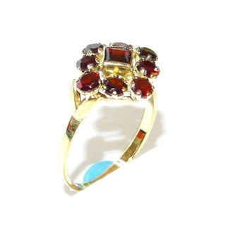 Vintage-Einzelstück, Böhmischer Granatring aus 333 Gold in Form einer Raute, quer zum Finger mit 8 runden Altschliff-Granaten in Krappenfassungen & einem Quadrat in Zargenfassung mit Millesgriffes-Rand in der Mitte, Ringweite 57, Trachtenschmuck, Böhmen spätes Art Deco um 1940 - Goldschmiede Danilo