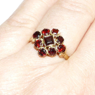 Vintage-Einzelstück, Böhmischer Granatring aus 333 Gold in Form einer Raute, quer zum Finger mit 8 runden Altschliff-Granaten in Krappenfassungen & einem Quadrat in Zargenfassung mit Millesgriffes-Rand in der Mitte, Ringweite 57, Trachtenschmuck, Böhmen spätes Art Deco um 1940 - Goldschmiede Danilo