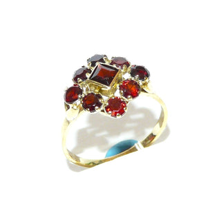 Vintage-Einzelstück, Böhmischer Granatring aus 333 Gold in Form einer Raute, quer zum Finger mit 8 runden Altschliff-Granaten in Krappenfassungen & einem Quadrat in Zargenfassung mit Millesgriffes-Rand in der Mitte, Ringweite 57, Trachtenschmuck, Böhmen spätes Art Deco um 1940 - Goldschmiede Danilo