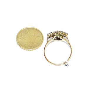Vintage-Einzelstück, Böhmischer Granatring aus 333 Gold in Form einer Raute, quer zum Finger mit 8 runden Altschliff-Granaten in Krappenfassungen & einem Quadrat in Zargenfassung mit Millesgriffes-Rand in der Mitte, Ringweite 57, Trachtenschmuck, Böhmen spätes Art Deco um 1940 - Goldschmiede Danilo