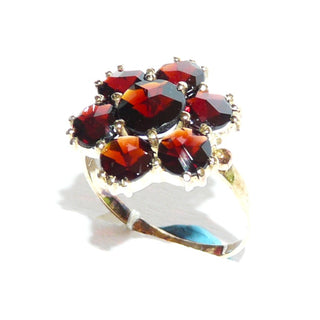 Vintage-Einzelstück, Granatring aus 333 Gold, ein größerer & 6 kleinere runde, funkelnd facettierten Granate in schöner roter Farbe im Sternschliff, "Daisy Ring", runde Rosette mit Krappenfassungen, Ringweite 58, um 1950 - Goldschmiede Danilo