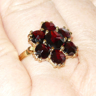Vintage-Einzelstück, Granatring aus 333 Gold, ein größerer & 6 kleinere runde, funkelnd facettierten Granate in schöner roter Farbe im Sternschliff, "Daisy Ring", runde Rosette mit Krappenfassungen, Ringweite 58, um 1950 - Goldschmiede Danilo