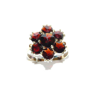Vintage-Einzelstück, Granatring aus 333 Gold, ein größerer & 6 kleinere runde, funkelnd facettierten Granate in schöner roter Farbe im Sternschliff, "Daisy Ring", runde Rosette mit Krappenfassungen, Ringweite 58, um 1950 - Goldschmiede Danilo