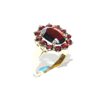 Vintage-Einzelstück, größerer Granatring aus 333 Gold mit einem größeren ovalen & 12 kleineren runden, funkelnd facettierten Granaten in schöner roter Farbe, Sternschliffe, ovale Rosette aus Krappenfassungen, Ringweite 59, um 1960 - Goldschmiede Danilo