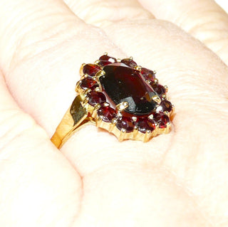 Vintage-Einzelstück, größerer Granatring aus 333 Gold mit einem größeren ovalen & 12 kleineren runden, funkelnd facettierten Granaten in schöner roter Farbe, Sternschliffe, ovale Rosette aus Krappenfassungen, Ringweite 59, um 1960 - Goldschmiede Danilo