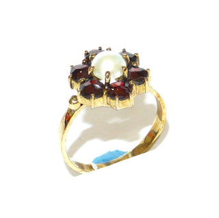 Vintage-Einzelstück, Granatring aus 333 Gold mit 6 runden, funkelnd facettierten Granaten im Sternschliff, runde Rosette mit einer großen Halbperle in der Mitte, Krappenfassungen, Ringweite 53, um 1960 - Goldschmiede Danilo