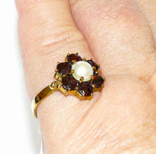 Vintage-Einzelstück, Granatring aus 333 Gold mit 6 runden, funkelnd facettierten Granaten im Sternschliff, runde Rosette mit einer großen Halbperle in der Mitte, Krappenfassungen, Ringweite 53, um 1960 - Goldschmiede Danilo