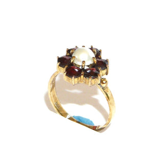 Vintage-Einzelstück, Granatring aus 333 Gold mit 6 runden, funkelnd facettierten Granaten im Sternschliff, runde Rosette mit einer großen Halbperle in der Mitte, Krappenfassungen, Ringweite 53, um 1960 - Goldschmiede Danilo