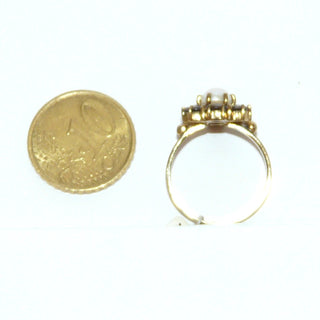 Vintage-Einzelstück, Granatring aus 333 Gold mit 6 runden, funkelnd facettierten Granaten im Sternschliff, runde Rosette mit einer großen Halbperle in der Mitte, Krappenfassungen, Ringweite 53, um 1960 - Goldschmiede Danilo