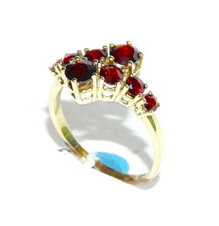Vintage-Einzelstück, Granatring aus 333 Gold "Toi et Moi" Schienenenden laufen oben geschwungen nebeneinander in Krappenfassungen aus, 8 funkelnd facettierte, runde Granate in schönem Rot im Größenverlauf, Ringweite 53, um 1970 - Goldschmiede Danilo