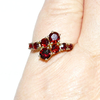 Vintage-Einzelstück, Granatring aus 333 Gold "Toi et Moi" Schienenenden laufen oben geschwungen nebeneinander in Krappenfassungen aus, 8 funkelnd facettierte, runde Granate in schönem Rot im Größenverlauf, Ringweite 53, um 1970 - Goldschmiede Danilo
